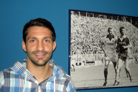 Der Leader der „Sulu-Nation“: Lilien-Kapitän Aytac Sulu neben einer Aufnahme aus Darmstädter Bundesligazeiten (Quelle: M.Kneifl)