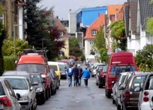 Mittendrin statt nur dabei: Die Alm liegt mitten in einem Wohngebiet. (Quelle: Kickschuh-Blog)