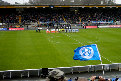 Die beiden Teams nehmen vor dem Spiel Aufstellung.