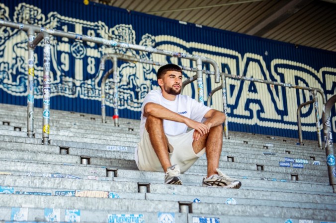 Neuzugang Ibrahim El Kadiri sitzt auf der Südtribüne des SV Darmstadt 98.