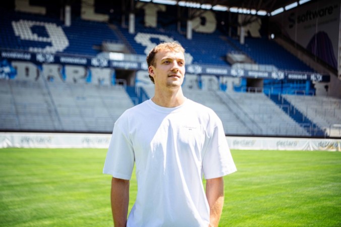 Neuzugang Yannik Lührs auf dem Rasen des Stadions von Darmstadt 98.