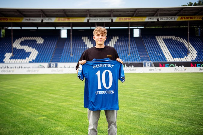 Neuzugang Nikolas Verkooijen mit seinem neuen Trikot des SV Darmstadt 98.