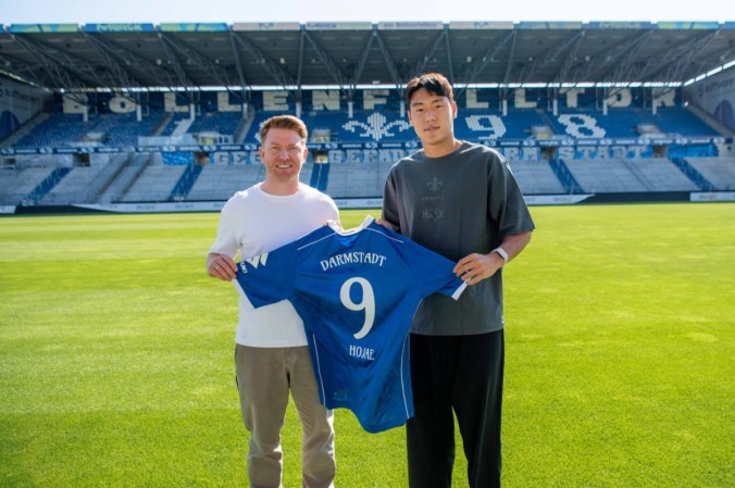 Zugang Lee Ho-jae mit Paul Fernie, Geschäftsführer Sport, im Stadion des SV Darmstadt 98.