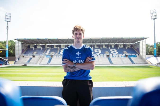 Florian Kleinhansl, Neuzugang des SV Darmstadt 98, auf der Haupttribüne des Stadions in Darmstadt.